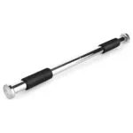 Barra de dominadas para puerta con agarres negros y acabado cromado, ideal para ejercicios de espalda y abdominales.