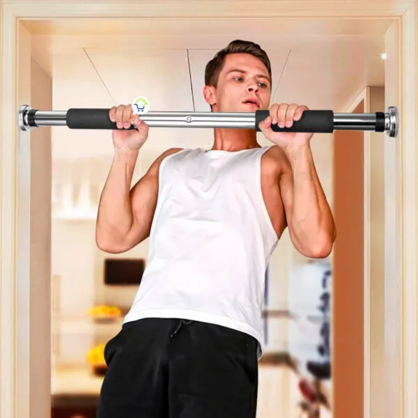 Hombre haciendo dominadas con barra ajustable para puerta de ejercicios.