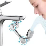Extensor de grifo cromado 1080 grados con aireador universal saliendo agua sobre cara lavándose.