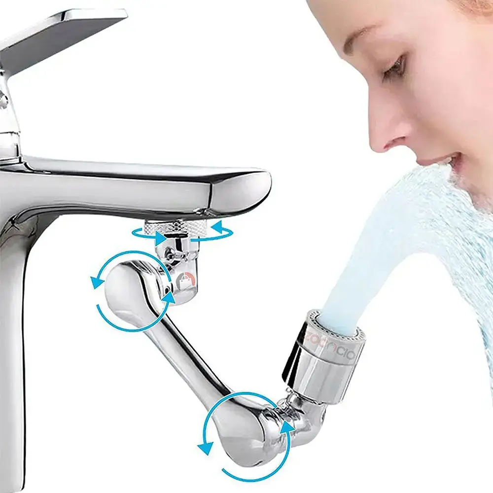 Extensor de grifo cromado 1080 grados con aireador universal saliendo agua sobre cara lavándose.