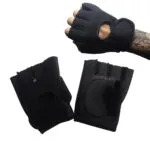 Guantes deportivos negros para ejercicio, con corte en los dedos y ajuste en la muñeca.
