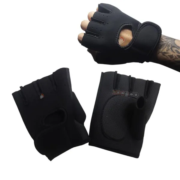 Guantes deportivos negros para ejercicio, con corte en los dedos y ajuste en la muñeca.