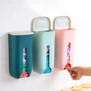 Dispensador de bolsas plástico adhesivo verde, azul y rosado para organizar productos.