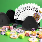 Sujetador de cartas manos libres con dados y fichas de póker, ideal para juegos de mesa.