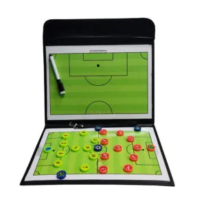 Tablero táctico de fútbol en carpeta con jugadores y marcador para entrenamientos.
