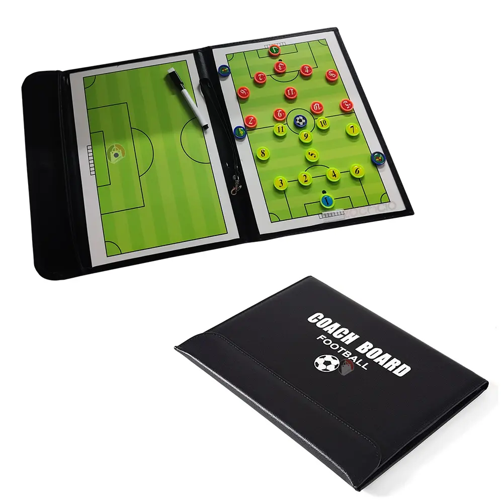 Tablero táctico de fútbol profesional con marcador y piezas magnéticas en carpeta negra.