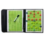 Tablero táctico de fútbol en carpeta con fichas para entrenamiento, diseño para estrategia de juego.