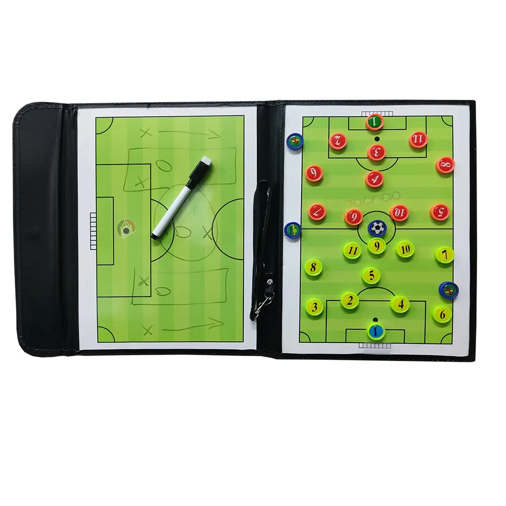 Tablero táctico de fútbol en carpeta con fichas para entrenamiento, diseño para estrategia de juego.