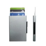 Tarjetero elegante de lujo con espacio para varias tarjetas y compartimento adicional.