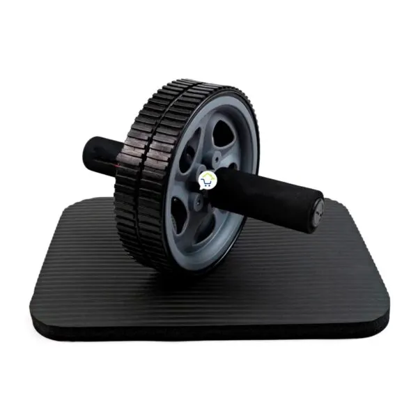 Rueda abdominal con mangos ergonómicos sobre tapete negro, para entrenamiento de brazos y abdomen.