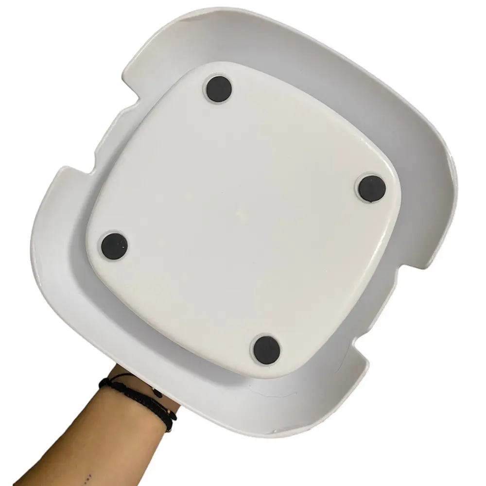 Bebedero antiderrames para mascotas con plato interior y base de goma, ideal para perros y gatos.