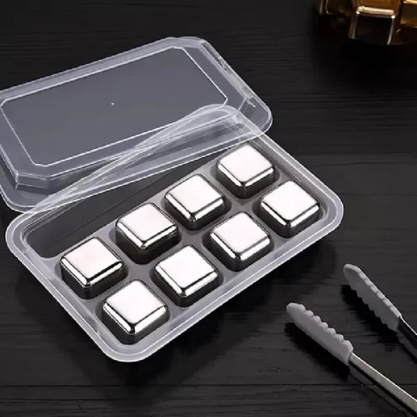 Set de 8 cubos de hielo reutilizables plateados en estuche de plástico con pinzas.