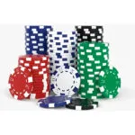 Set x50 fichas de poker casino profesionales: azul, rojo, verde y negro, apiladas y de canto.