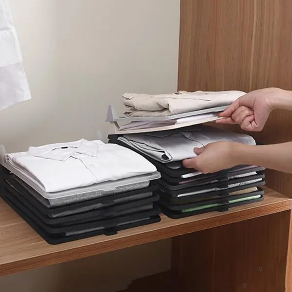 Set x10 organizadores de ropa: camisas y pantalones apilados en un armario con separadores.