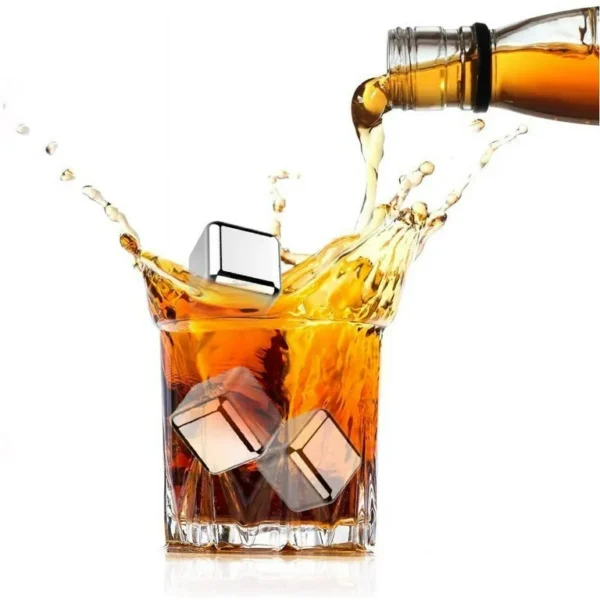 Set x8 cubos de hielo reutilizables vertiendo whisky en vaso con salpicadura y cubos dentro.