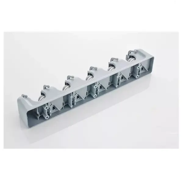 Organizador gris de escobas y traperas con 5 ranuras para colgar en pared.