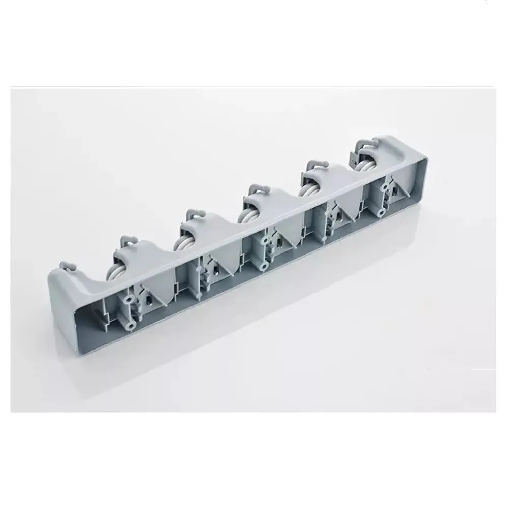 Organizador gris de escobas y traperas con 5 ranuras para colgar en pared.