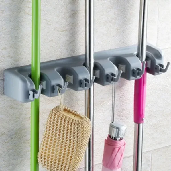 Organizador de pared para escobas y traperas, sostiene un cepillo y un paraguas.
