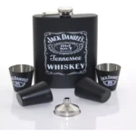 Licorera Jack Daniel's negra con vasos y embudo, ideal para coleccionistas.