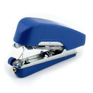 Mini máquina de coser de mano portátil azul, ideal para reparaciones rápidas.