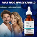 The Ordinary Suero Multi-Peptide para Densidad del Cabello con pareja sonriente.