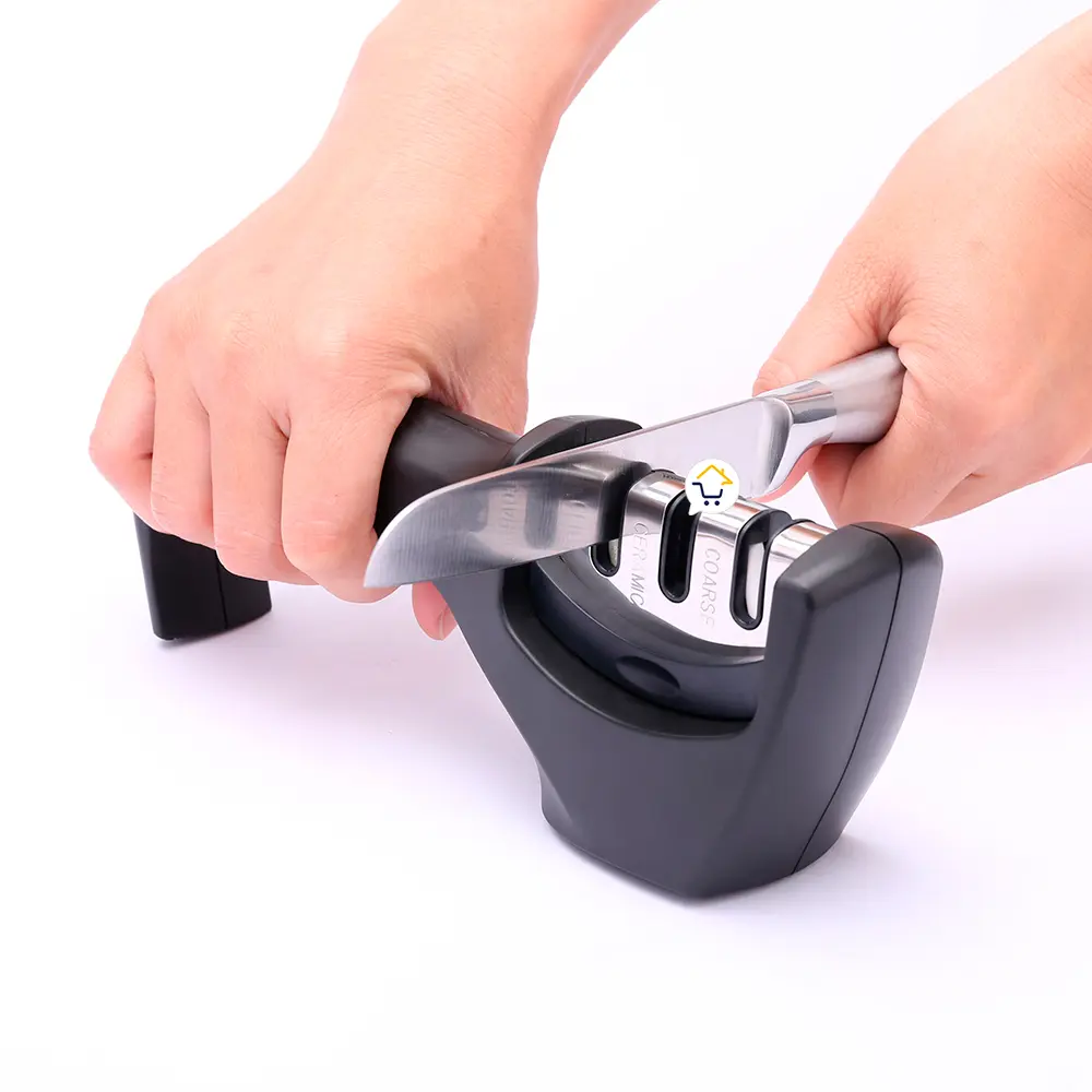 Afilador de cuchillos de acero inoxidable de 3 etapas con mango antideslizante, ideal para uso doméstico.