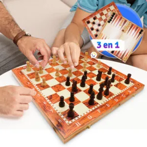 Ajedrez, damas y backgammon 3 en 1 en juego de mesa de madera, dos personas jugando.