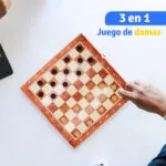 Juego de damas y backgammon 3 en 1 para familias, con tablero de madera y piezas de ajedrez visibles.