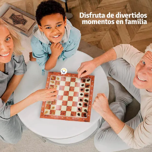 Ajedrez familiar 3 en 1: niños y abuelos disfrutan de juego de mesa.