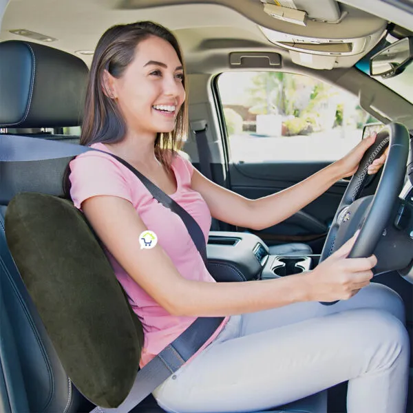 Mujer sonriente conduciendo con almohada lumbar inflable portátil cojín viajero.