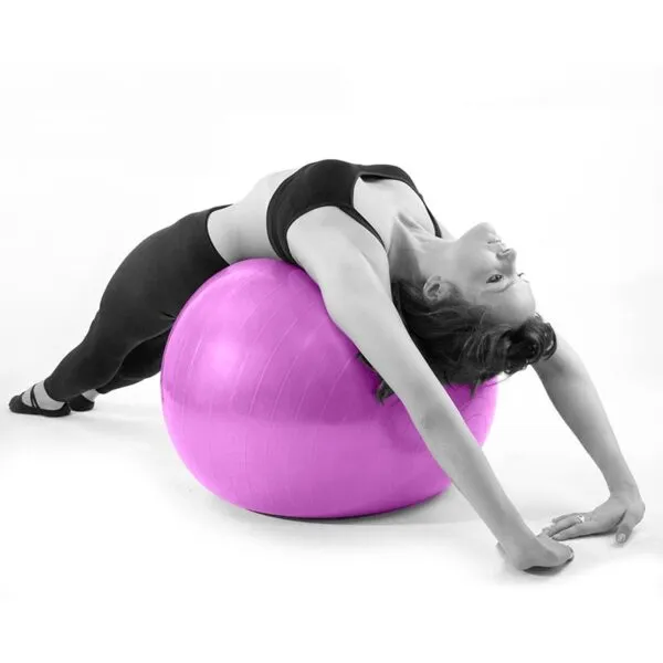Mujer en Gymball 55cm morado haciendo estiramiento de espalda en el gym