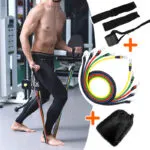 Hombre usando bandas tubulares de resistencia con 5 niveles, accesorios de gimnasio.
