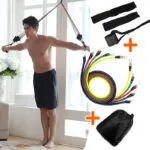 Hombre ejercitándose con bandas tubulares de resistencia de 5 niveles y accesorios.