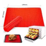 Base de silicona roja Piramyd Pan 39x27.5cm para horno, con pollo asado y muffins.