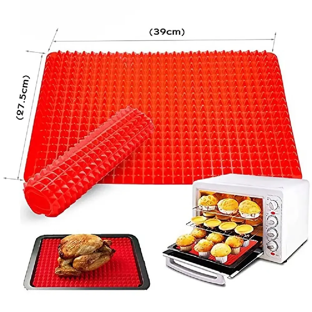 Base de silicona roja Piramyd Pan 39x27.5cm para horno, con pollo asado y muffins.
