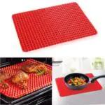 Base de silicona Piramyd Pan para horno con pollo rostizado y sartén con vegetales.