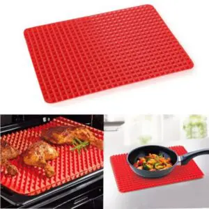 Base de silicona Piramyd Pan para horno con pollo rostizado y sartén con vegetales.