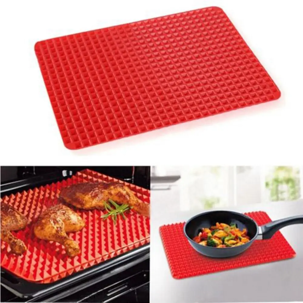 Base de silicona Piramyd Pan para horno con pollo rostizado y sartén con vegetales.
