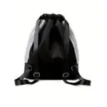 Bolso mochila deportiva negra con cordón impermeable y paneles de malla gris.