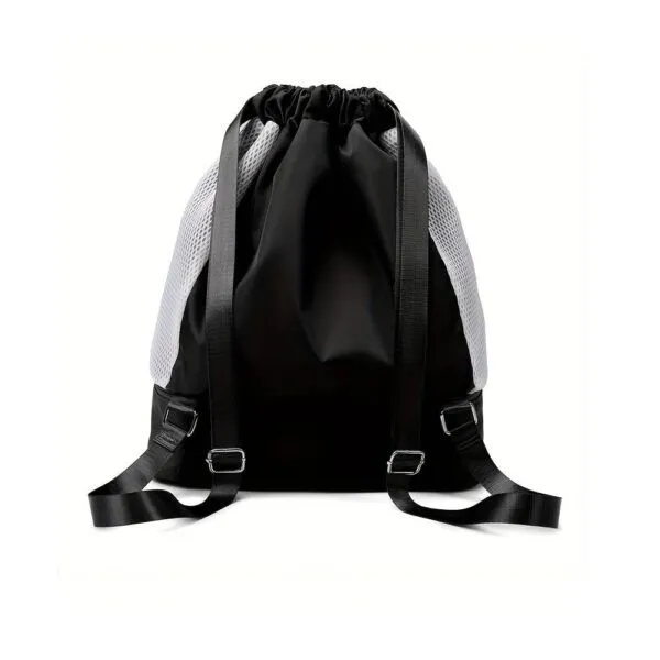 Bolso mochila deportiva negra con cordón impermeable y paneles de malla gris.