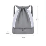 Mochila deportiva gris con cordón, impermeable, con compartimento inferior.