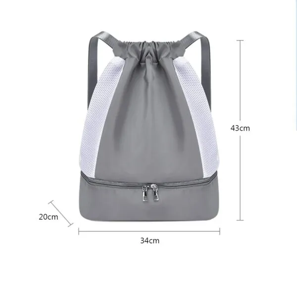 Mochila deportiva gris con cordón, impermeable, con compartimento inferior.