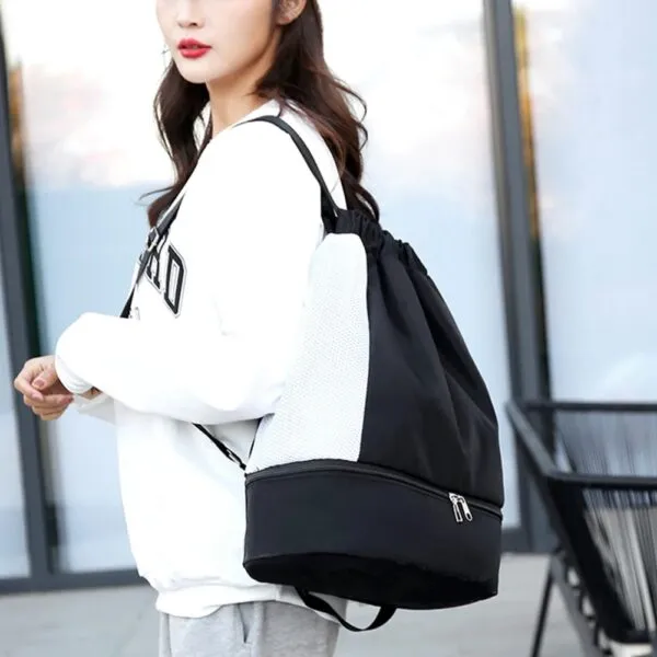Bolso deportivo con cordón impermeable negro y blanco, con compartimento inferior con cremallera.
