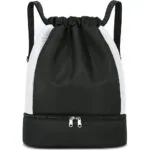 Bolso mochila deportiva impermeable con cordón y compartimento inferior con cremallera.