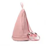 Mochila rosa versátil con compartimento para zapatos, diseño triangular, correas ajustables.