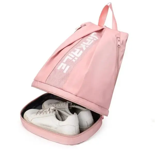 Mochila versátil rosa con compartimento para zapatos blancos deportivos, ideal para viajes.