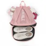 Bolsa mochila versátil rosa con compartimento para zapatos, tablet y accesorio.