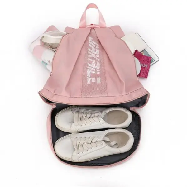 Bolsa mochila versátil rosa con compartimento para zapatos, tablet y accesorio.