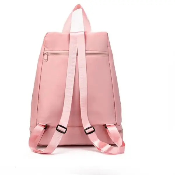 Mochila rosa versátil con compartimento para zapatos, ideal para viajes y uso diario.