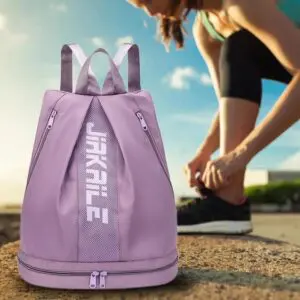 Mochila versátil morada con compartimento para zapatos, ideal para deporte y viajes.